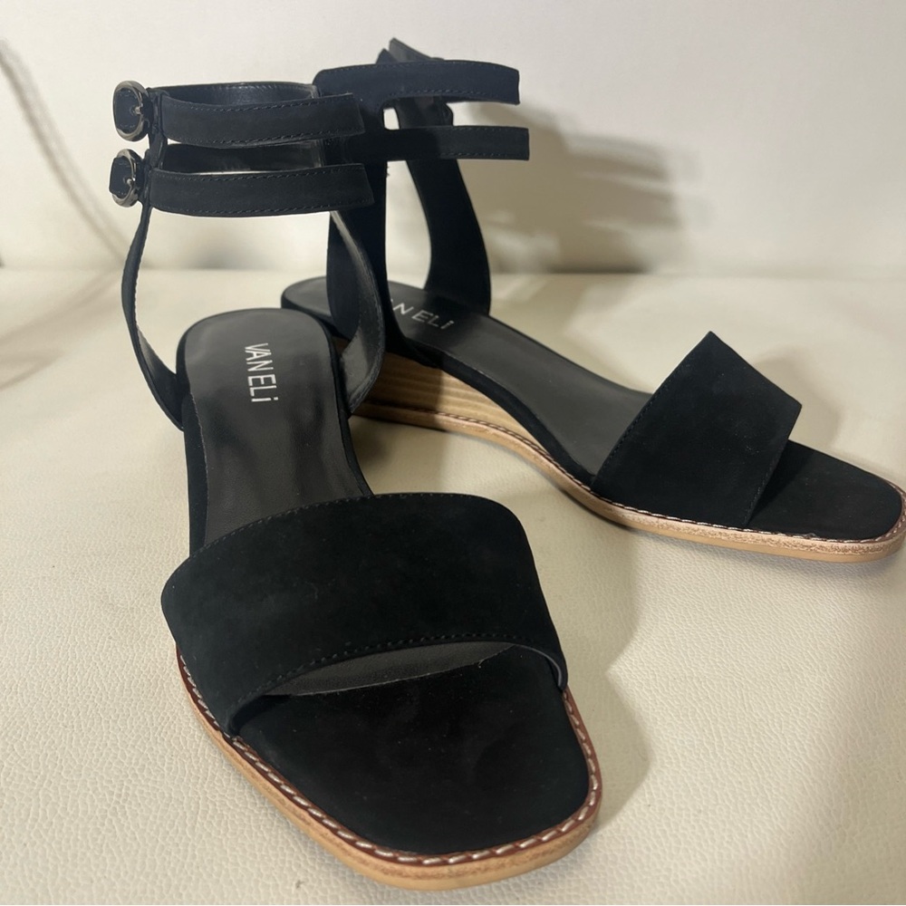 Vaneli Black Sandals Minimalist Design NWOT - Picture 1 of 10